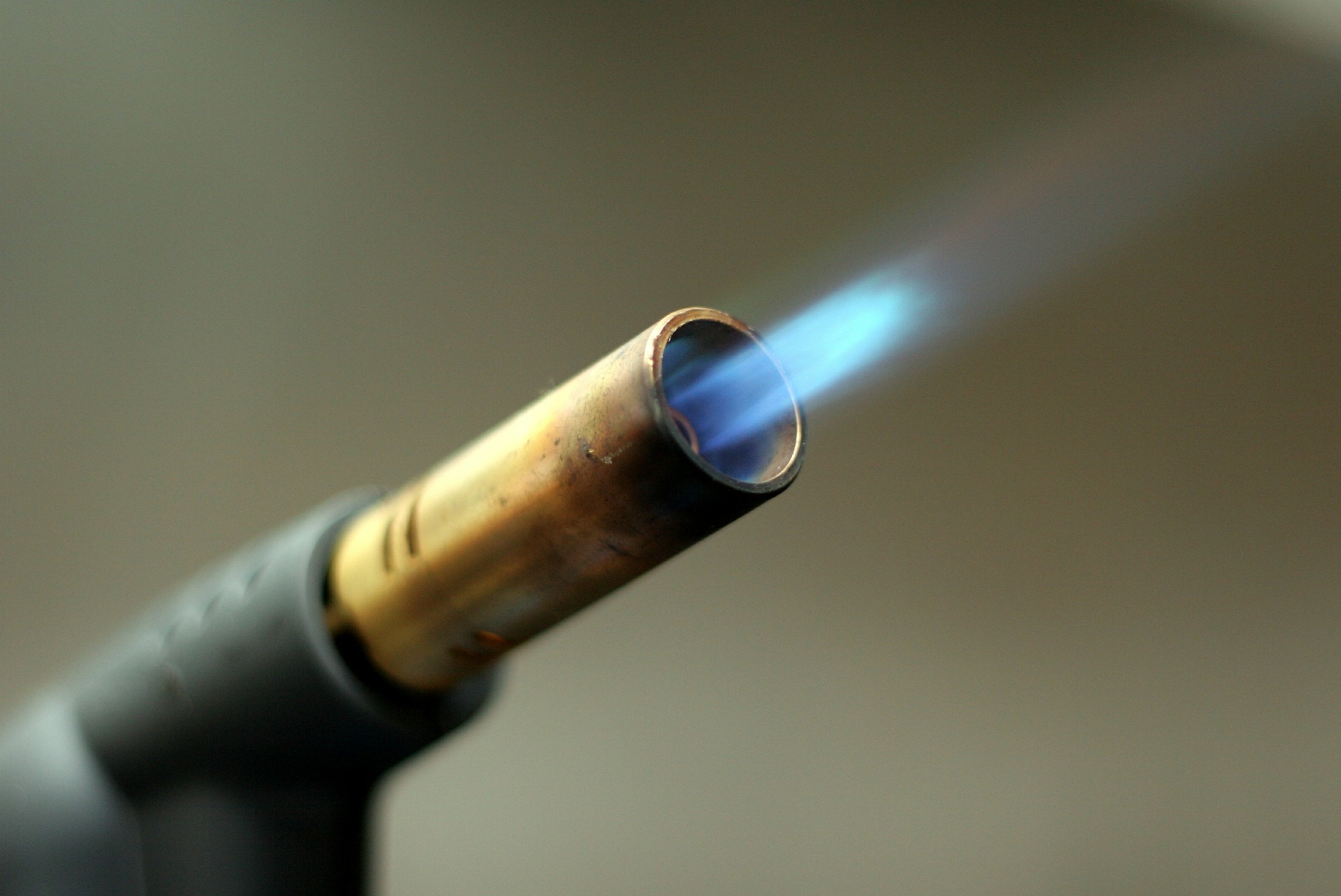 Propane torch with blue flame